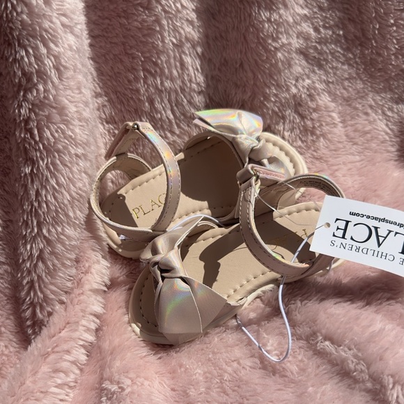 NWT Toddler Girl Iridescent Bow Sandals – Size 5 (Children’s Place) - Picture 2 of 3